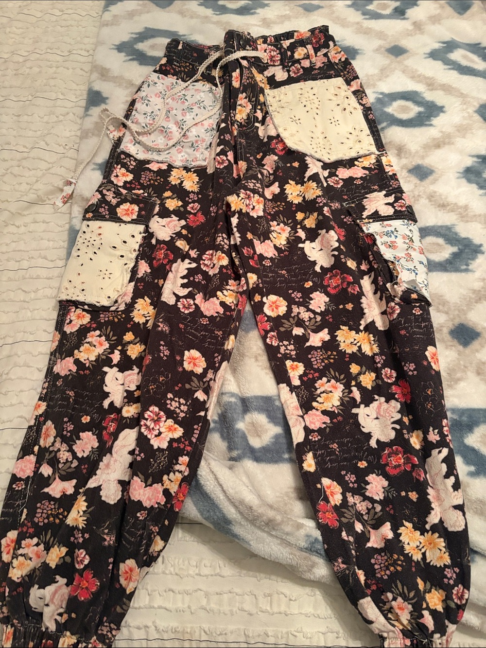 POL NWOT Oversized Floral Print Cargo Pants With Mixed Patch Pocket Details